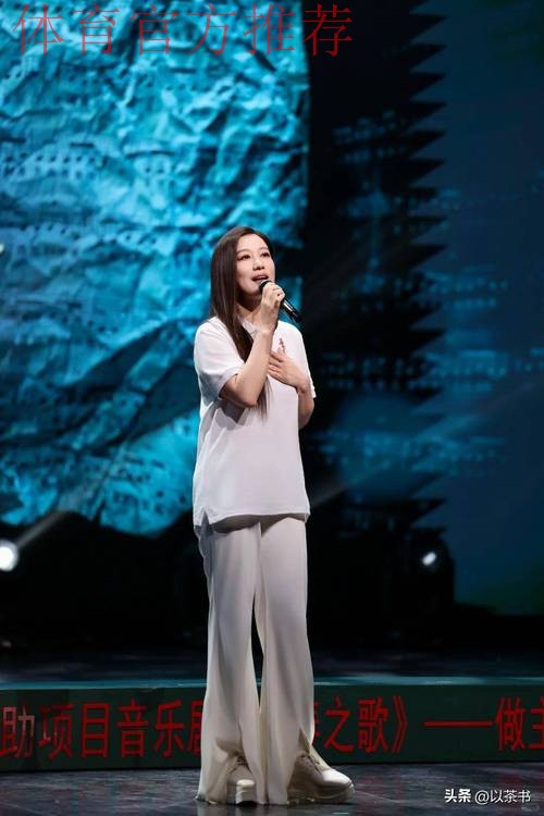 佩兰辅导小学生训练 形象大使谭晶同互动